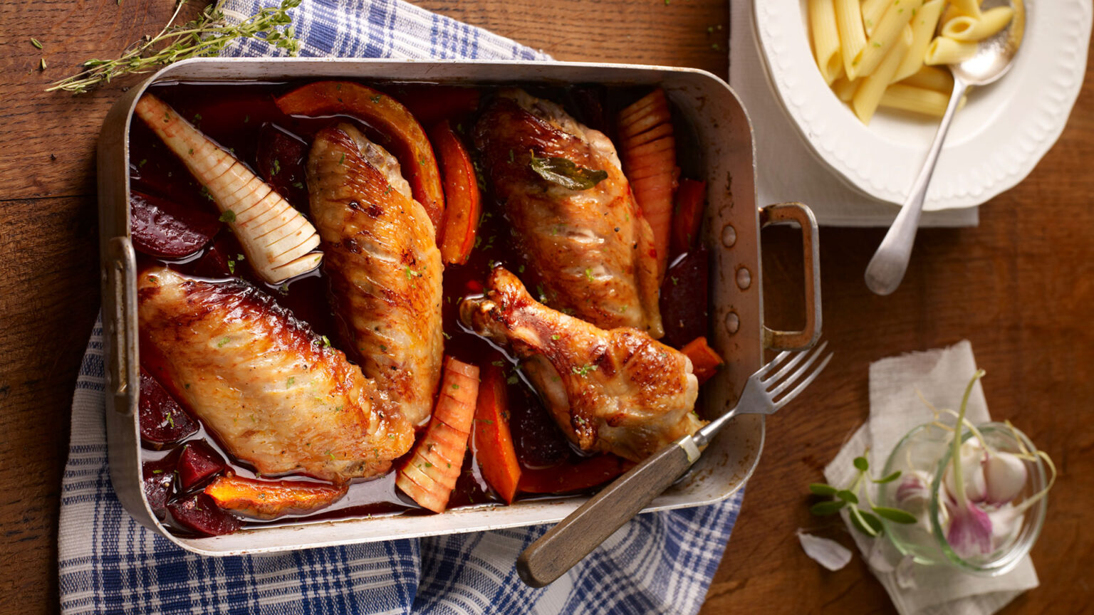 Geschmorte Putenflügel mit Wintergemüse und Penne